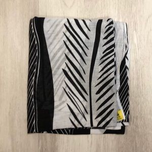 Kealopiko black and white pareo- NWOT
